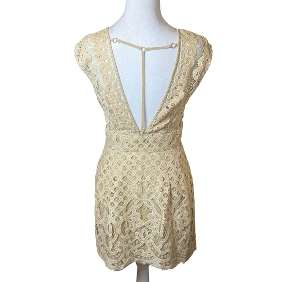 Free People One Million Lovers Ivory Cream Crochet Lace V-Neck Mini Dress Size 6 - Picture 5 of 11